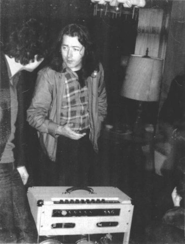 Klicke auf die Grafik für eine größere Ansicht</p><br /><br />
<p>Name:	rory_gallagher_lenz.jpg<br /><br /><br />
Hits:	362<br /><br /><br />
Größe:	34,2 KB<br /><br /><br />
ID:	311560
