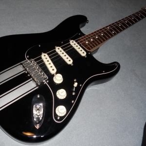 Fender Kenny Wayne Shepherd Signature Strat

Geiler SRV Ton, dicker Hals, dicke Bünde cooles Design.
Leider 12" Radius, deswegen wieder weg
