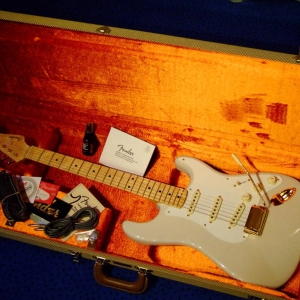 Fender 57 Reissue Commorative Stratocaster 2007

Traumstrat, Traumton.
Ich habe viele verglichen, das ist die beste MapleNEck Strat ever! Not for Sale, never!