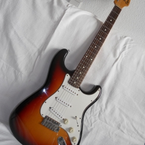Fender japan Squier A-Serie

sehr schön gemacht, aber ich bin kein sunburst fan
also wieder weg