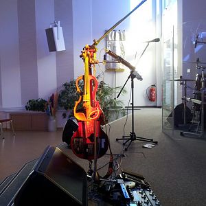 E-Geige in farbigem Licht