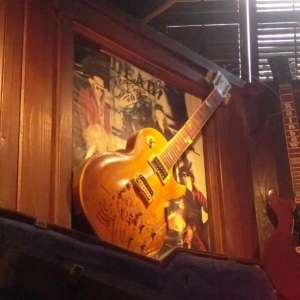 Slash's Gitarre aus dem Video "GUNS N' ROSES - Don't Cry", die er auf dem Dach des Hochhauses kaputt gekloppt hat. Die Gitarre hängt in Hollywood auf dem Sunset Strip im "RAINBOW - Bar & Grill".