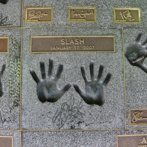 Slash's Handabdrücke auf dem "Rock Walk" im Eingangsbereich des "Guitar Center" in Hollywood auf dem Sunset Strip.