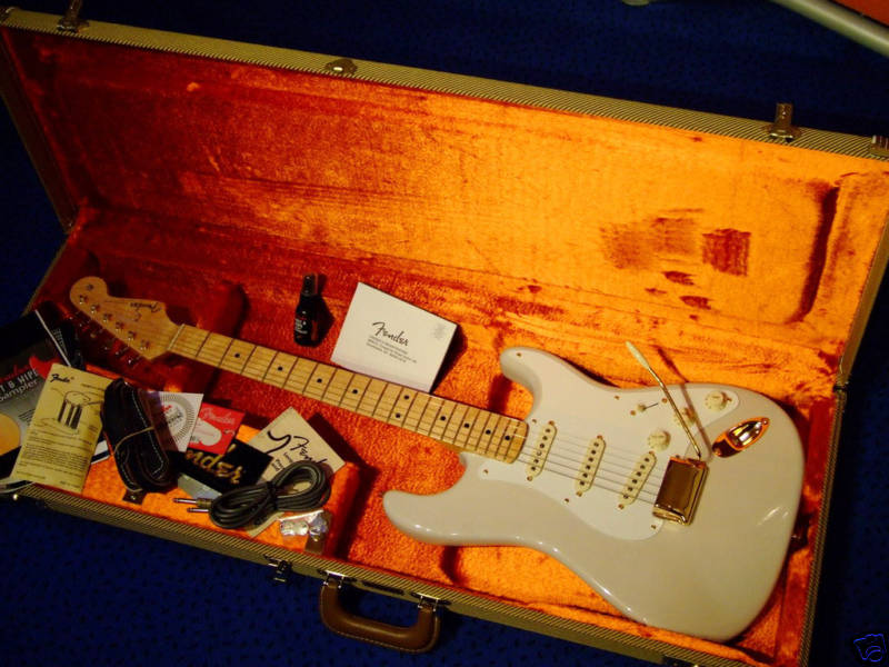 Fender 57 Reissue Commorative Stratocaster 2007

Traumstrat, Traumton.
Ich habe viele verglichen, das ist die beste MapleNEck Strat ever! Not for Sale, never!