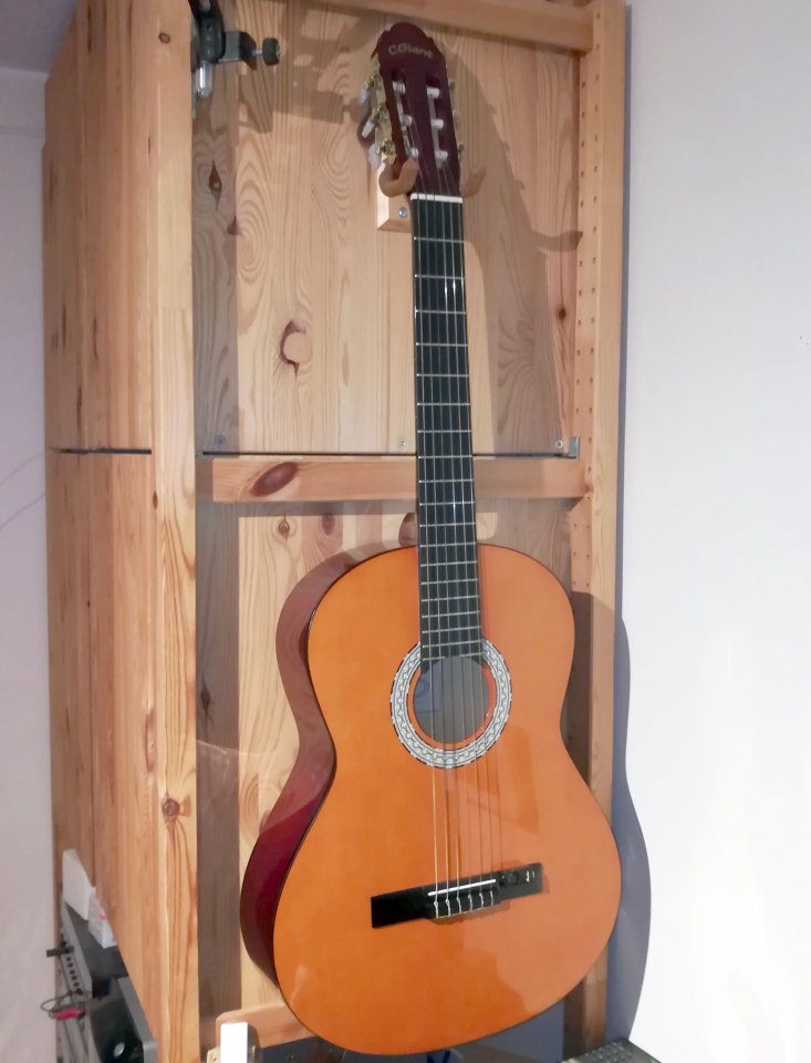 K&M Gitarrenhalter 16220 mit Nylon-Gitarre