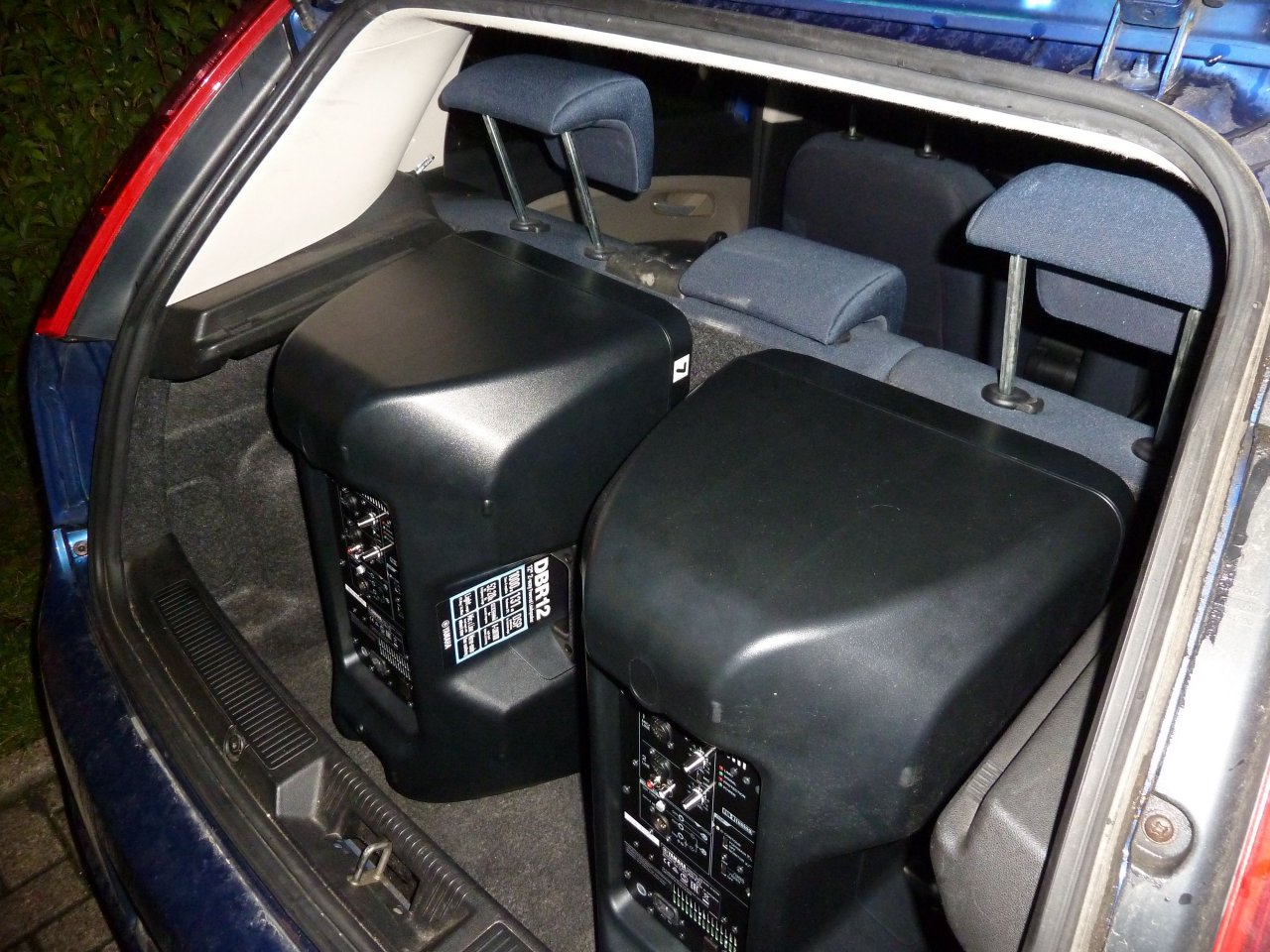 Yamaha DBR12 im Kofferraum eines Kleinwagens