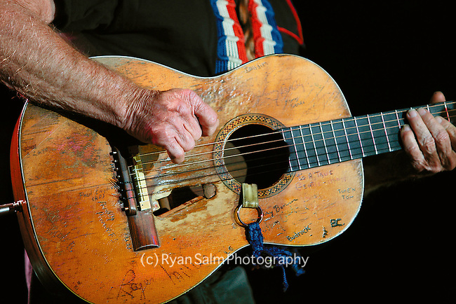 Willie-Nelson-Guitar-b.jpg