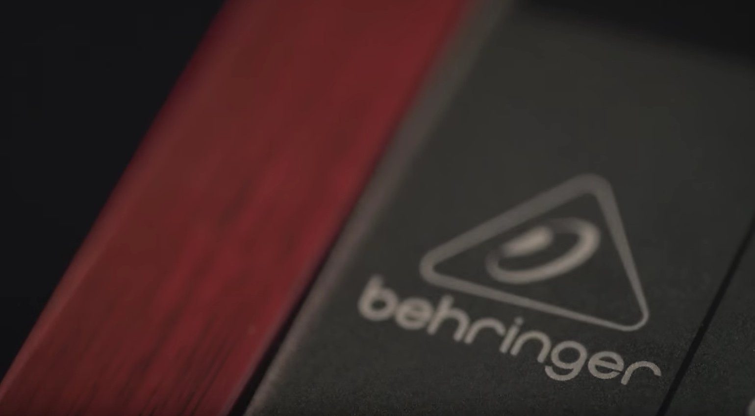 Behringer-Analog-Synthesizer-Schnappschuss-Teaser-Logo-7.jpg