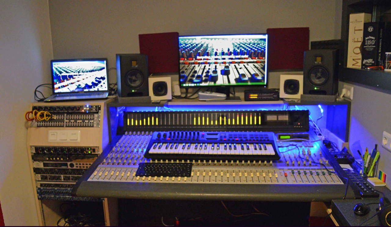 02Pult-mit-Korgsynth-von-Fo.jpg