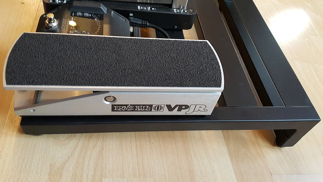 03-Volumepedal-auf-Pedaltrain.webp