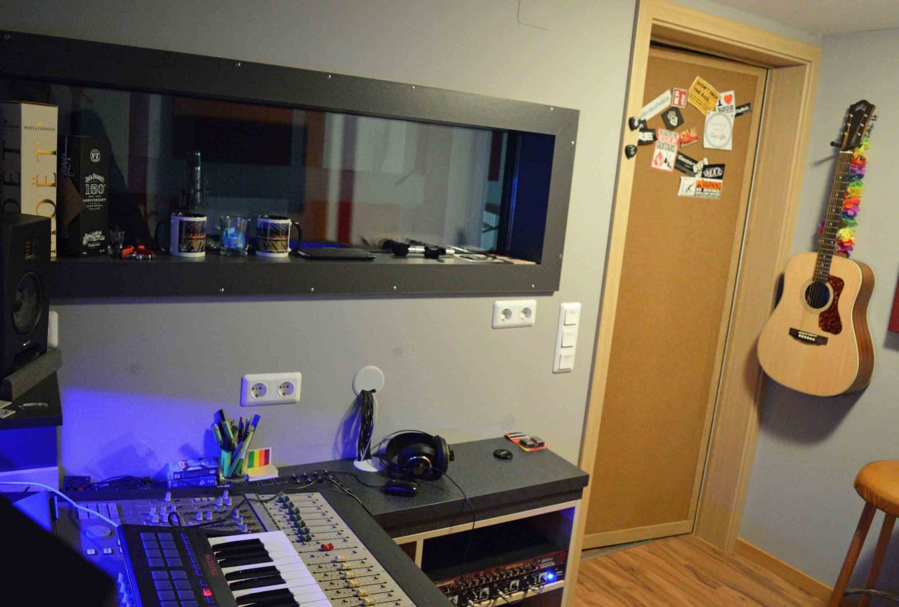 04Anderewand-mit-Gitarre schlecht.jpg
