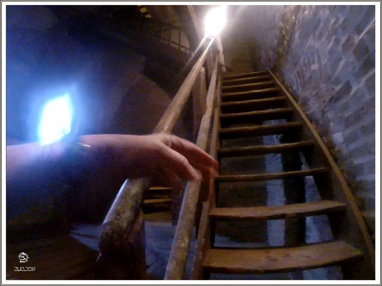 05-04 2016-10-21_04_GOPR0466_0914a Rsig Treppe T2 vom Uhrenboden zum 1. Glockenboden hinauf.jpg