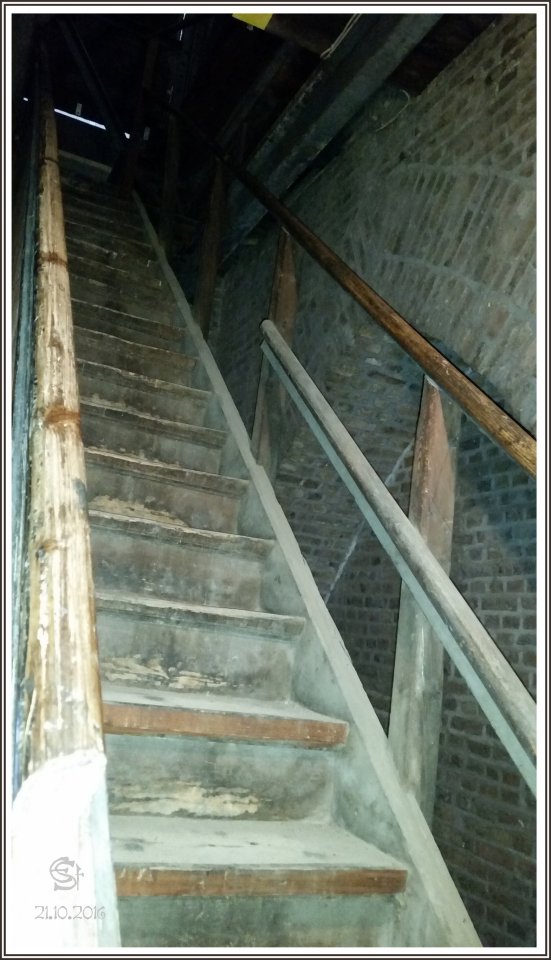 05-05 20161021_111627 Rsig Holztreppe T3 vom Uhrenboden hinauf.jpg