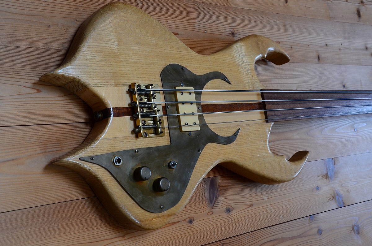 08 Custom Fretless Bass 03.jpg