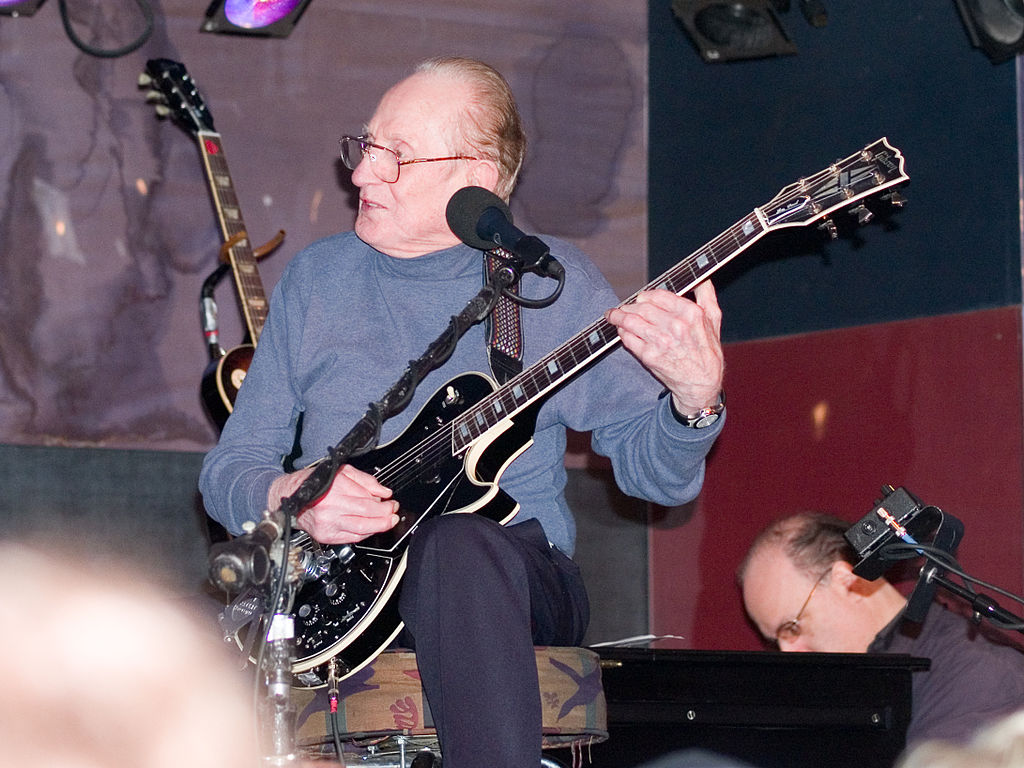 1024px-Les_Paul_with_his_guitar.jpg