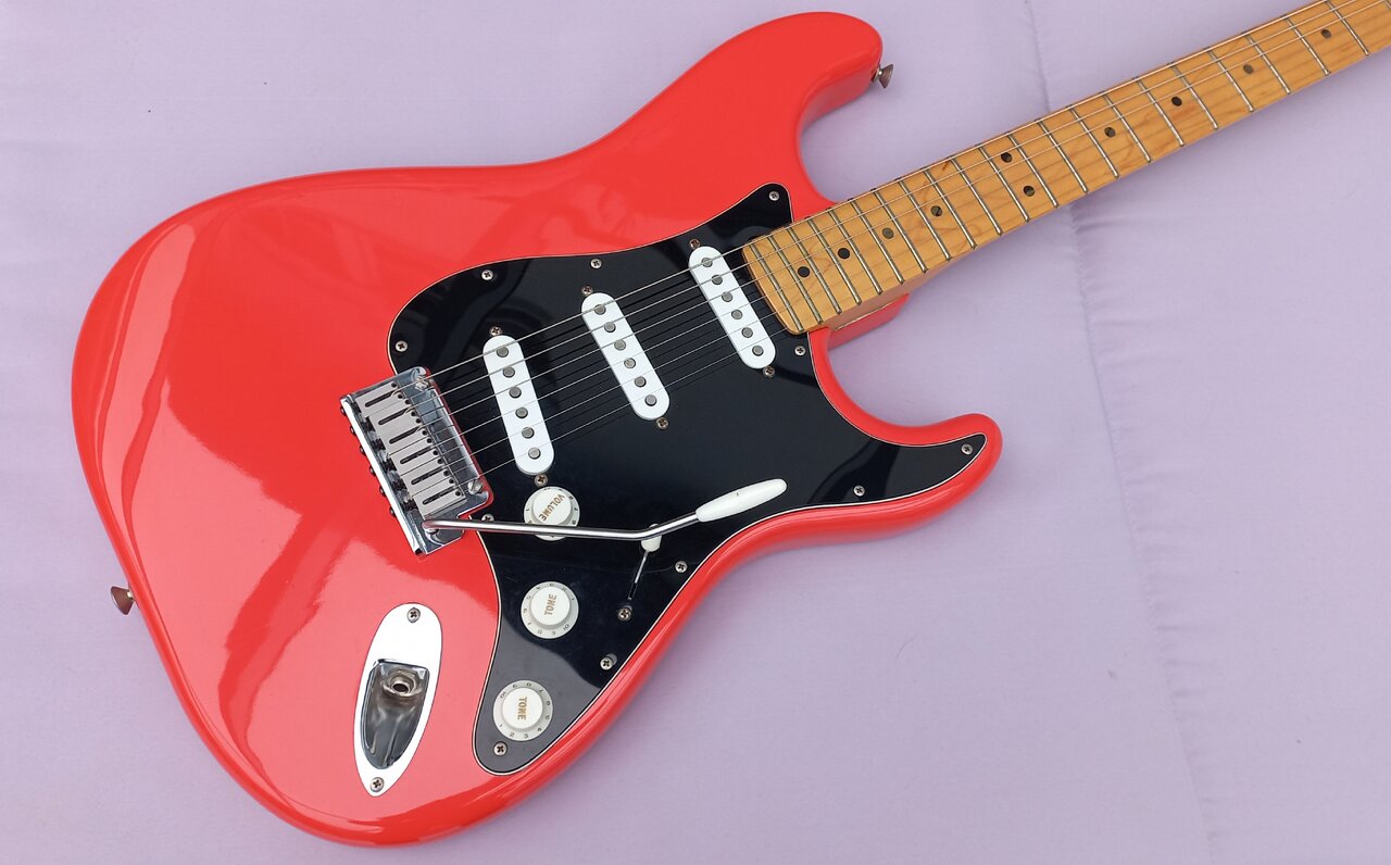 104 Fender Stratocaster 25th Anniversary Ref.Red. 25.jpg