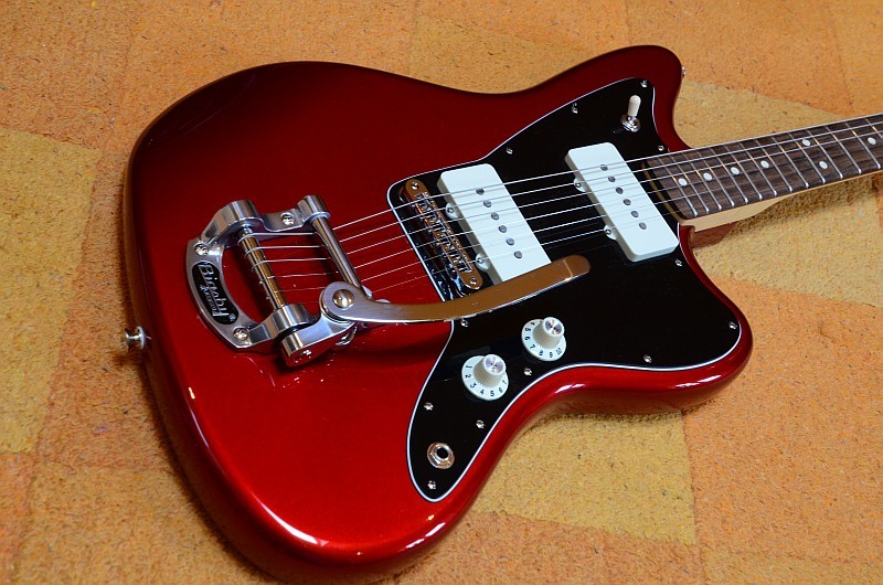 15 Fender Jazzmaster American Special Limited Edition Bigsby Candy Apple Red 07.jpg