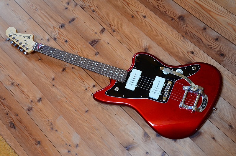 15 Fender Jazzmaster American Special Limited Edition Bigsby Candy Apple Red 14.jpg