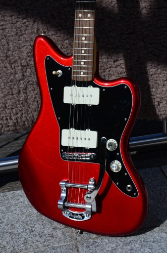 15 Fender Jazzmaster American Special Limited Edition Bigsby Candy Apple Red 21.jpg