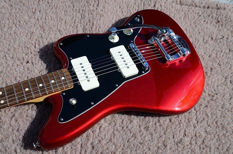 15 Fender Jazzmaster American Special Limited Edition Bigsby Candy Apple Red 25.jpg