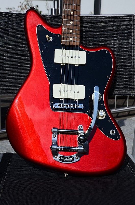 15 Fender Jazzmaster American Special Limited Edition Bigsby Candy Apple Red 27.jpg