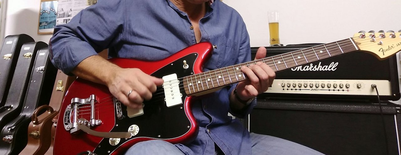 15 Fender Jazzmaster American Special Limited Edition Bigsby Candy Apple Red 33_ji.jpg