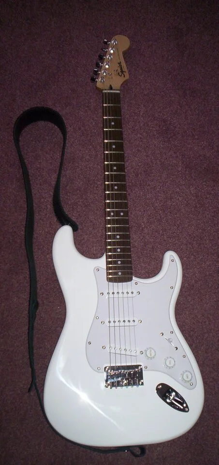 18.) Fender - Squier Stratocaster IL HT - 2221 -.JPG
