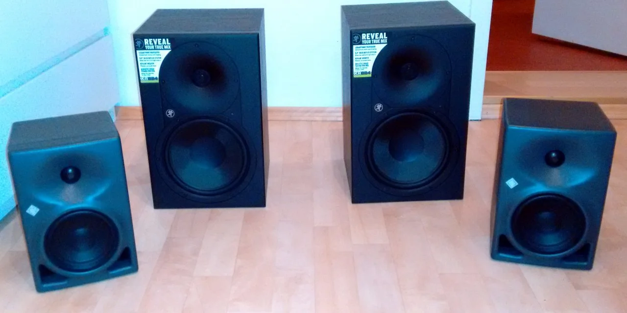 größenvergleich mackie XR824 Neumann KH120A