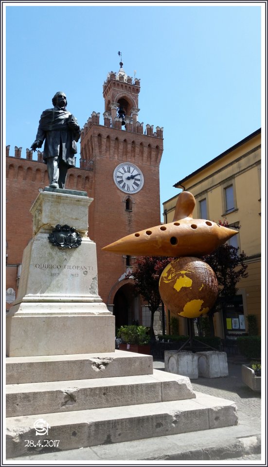 20170428_141156 Rsig Budrio Denkmal Riesenokarina Rathaus.jpg