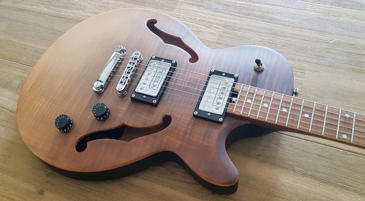 Gitarre Harley Benton Aeolus Frost Flame Semi Hollow Pro Series