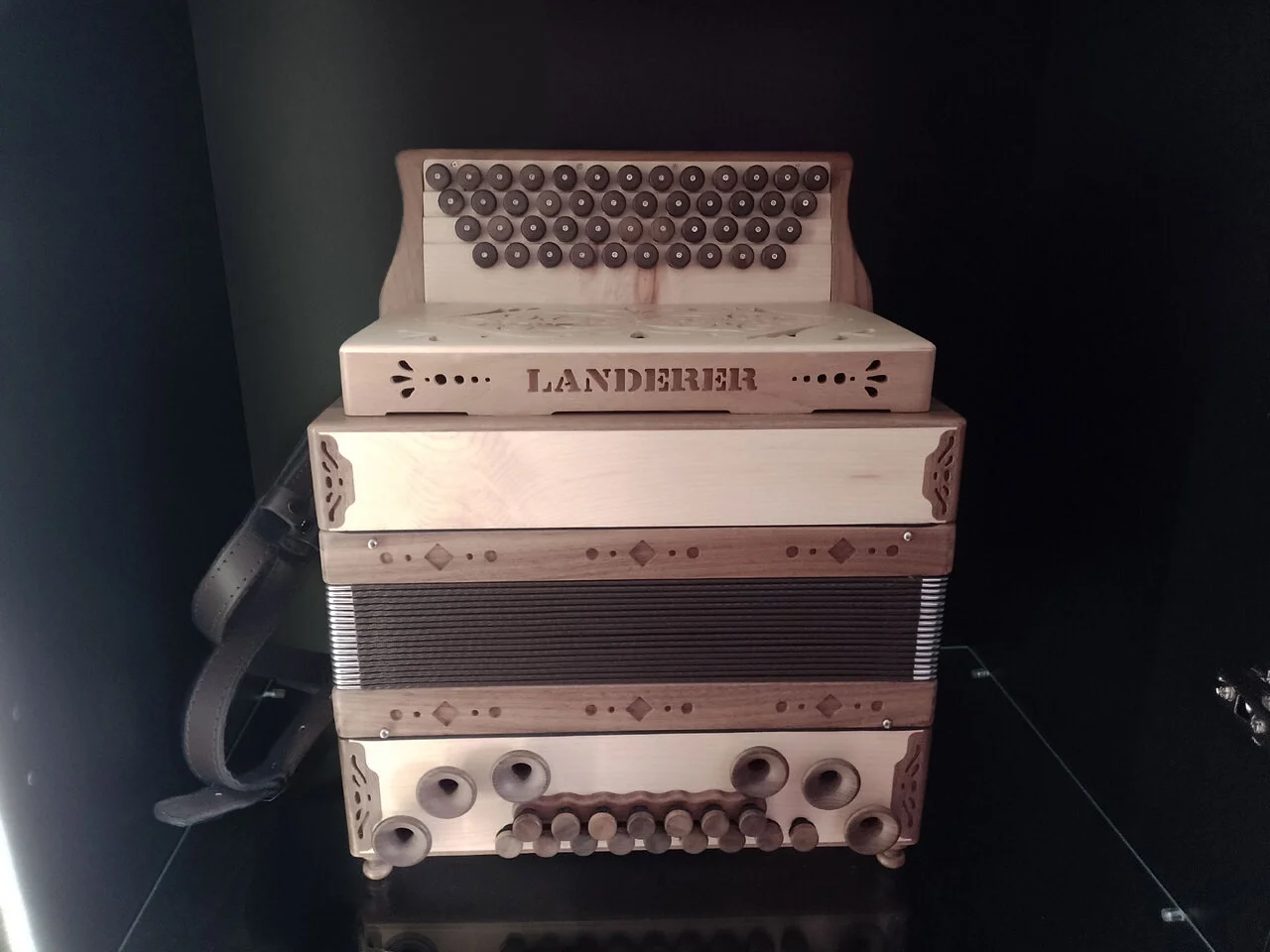 2022-06-08 Landerer Mini Deluxe Zirbe ADGC 2-chörig ohne Halbtöne.webp