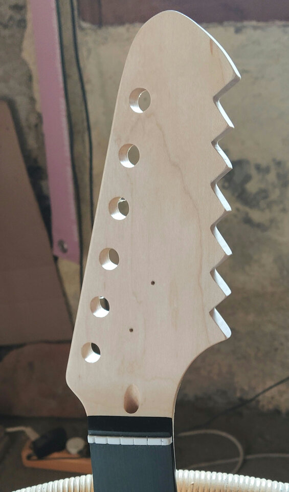 2024-2-knastgitarre-Kopfplatte.jpg