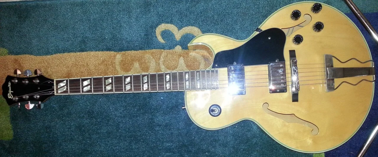 23 Esquire Jazzgitarre hellblond.jpg