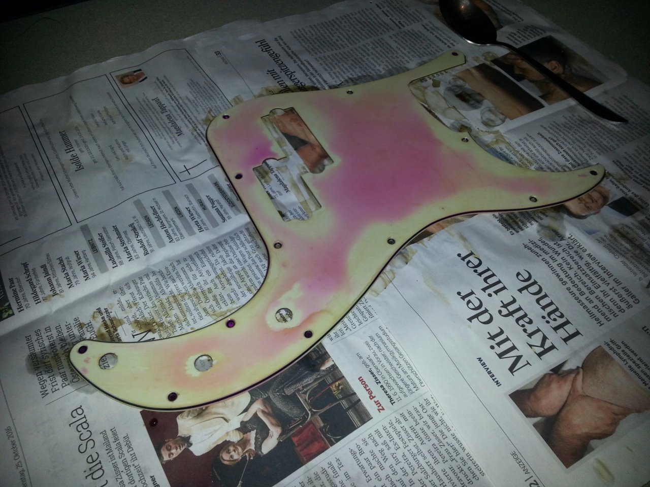 23_Pickguard_verfärbt.jpg