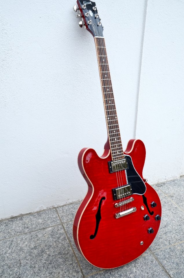 24 Gibson ES 335 Custom Shop Dot Cherry 44.jpg