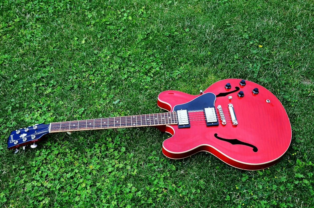 24 Gibson ES 335 Custom Shop Dot Cherry 53.jpg