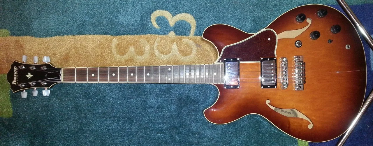 27 Ibanez Artstar dunkelbraun Halbakustik 2 Cutaways.jpg