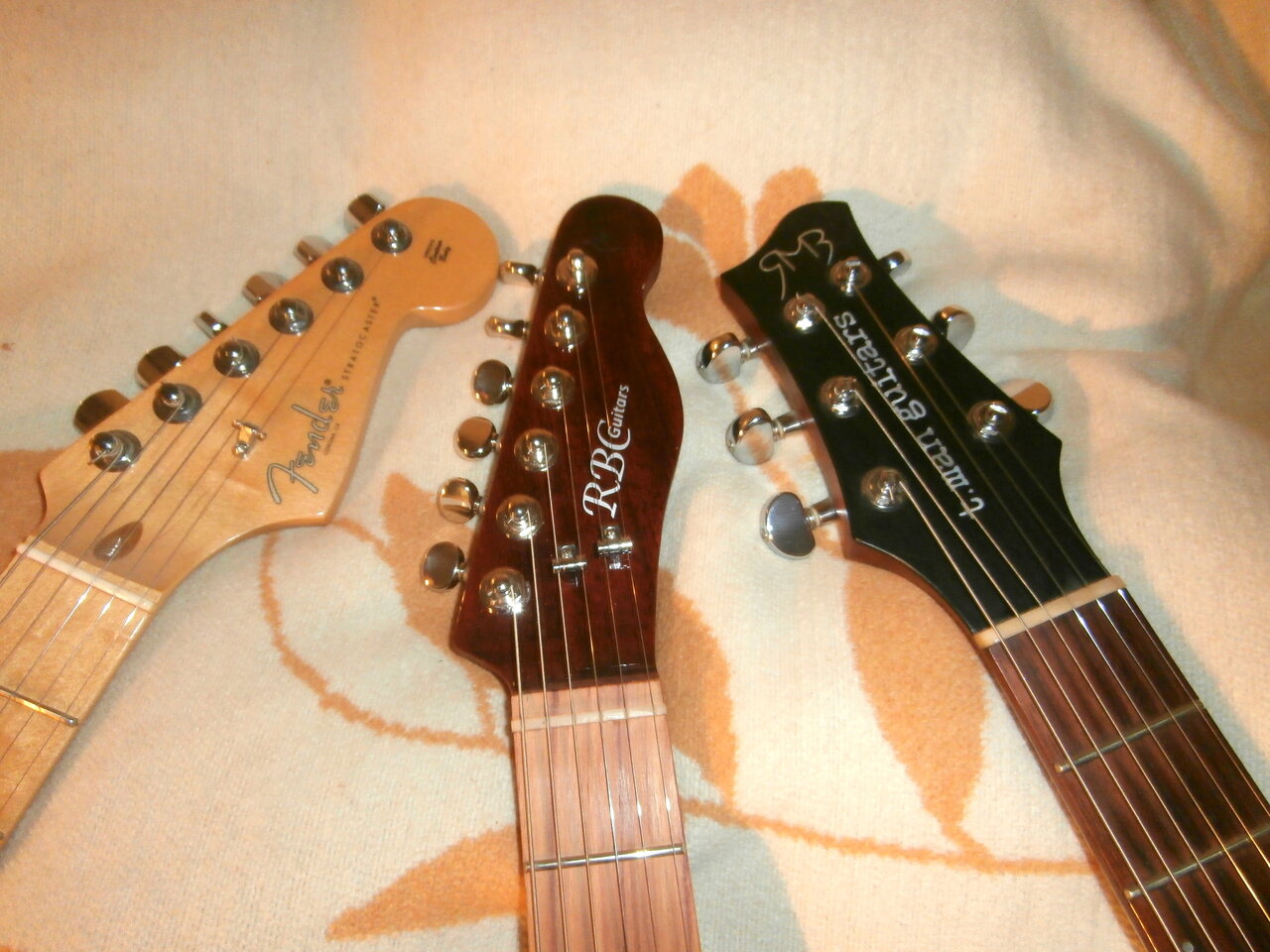 3-guitars-P8200018.JPG