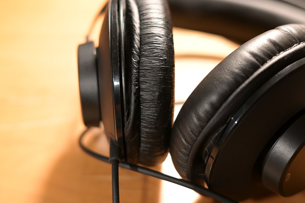 4 Ohrpolster Superlux HD-662 F auf AKG K-52.jpg