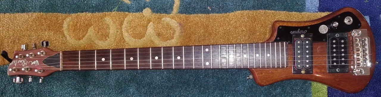 43 Höfner Shorty  Mini-Gitarre aber normaler Hals braun.jpg