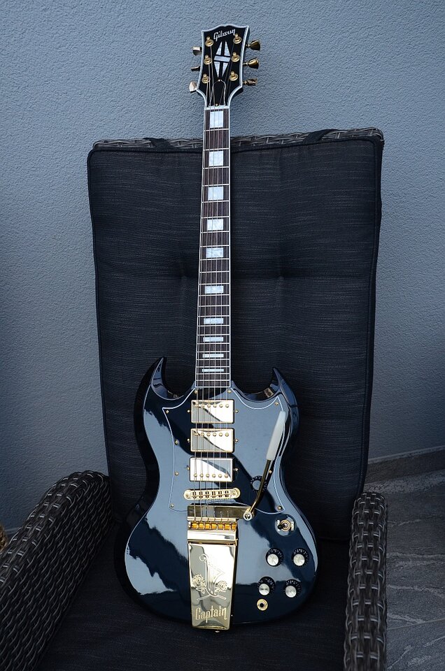 64 Gibson SG Kirk Douglas Signature 2021 Black 28.jpg