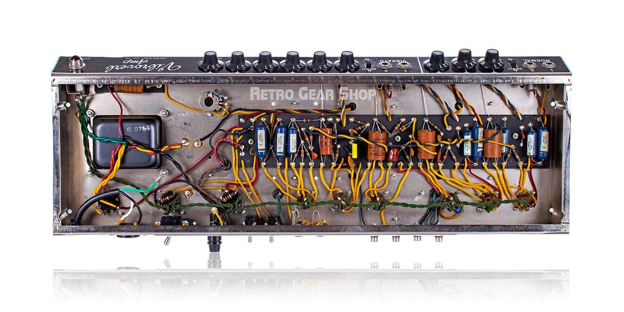 8.-Fender-Vibroverb-AA-763-1964-Black-Tolex-Reverb-Tremelo-Combo-Electrics-Internals-Front.jpg