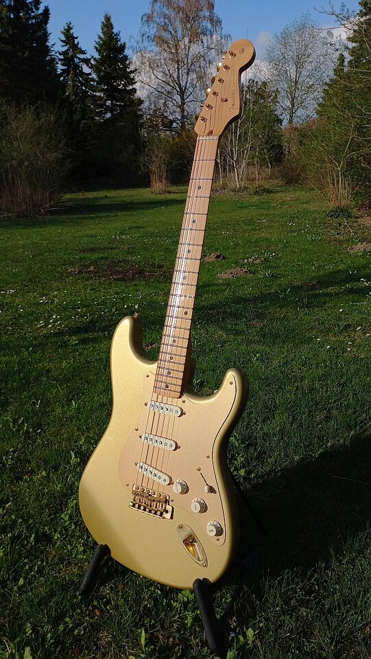 80 Fender 50th Anniversary Golden Stratocaster Mexico 03.jpg