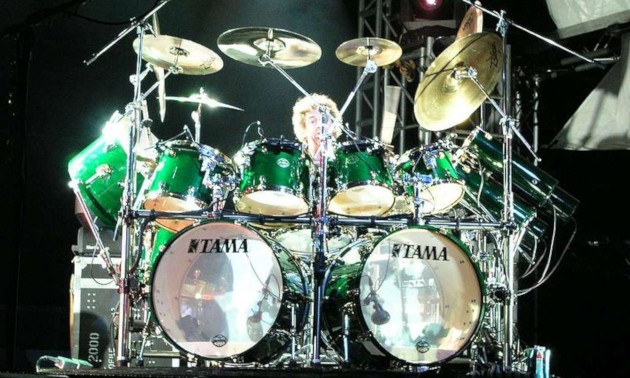 800px-Simon_Phillips_on_drums.jpg