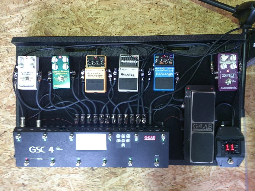 9-Pedalboard-im-Proberaum.webp