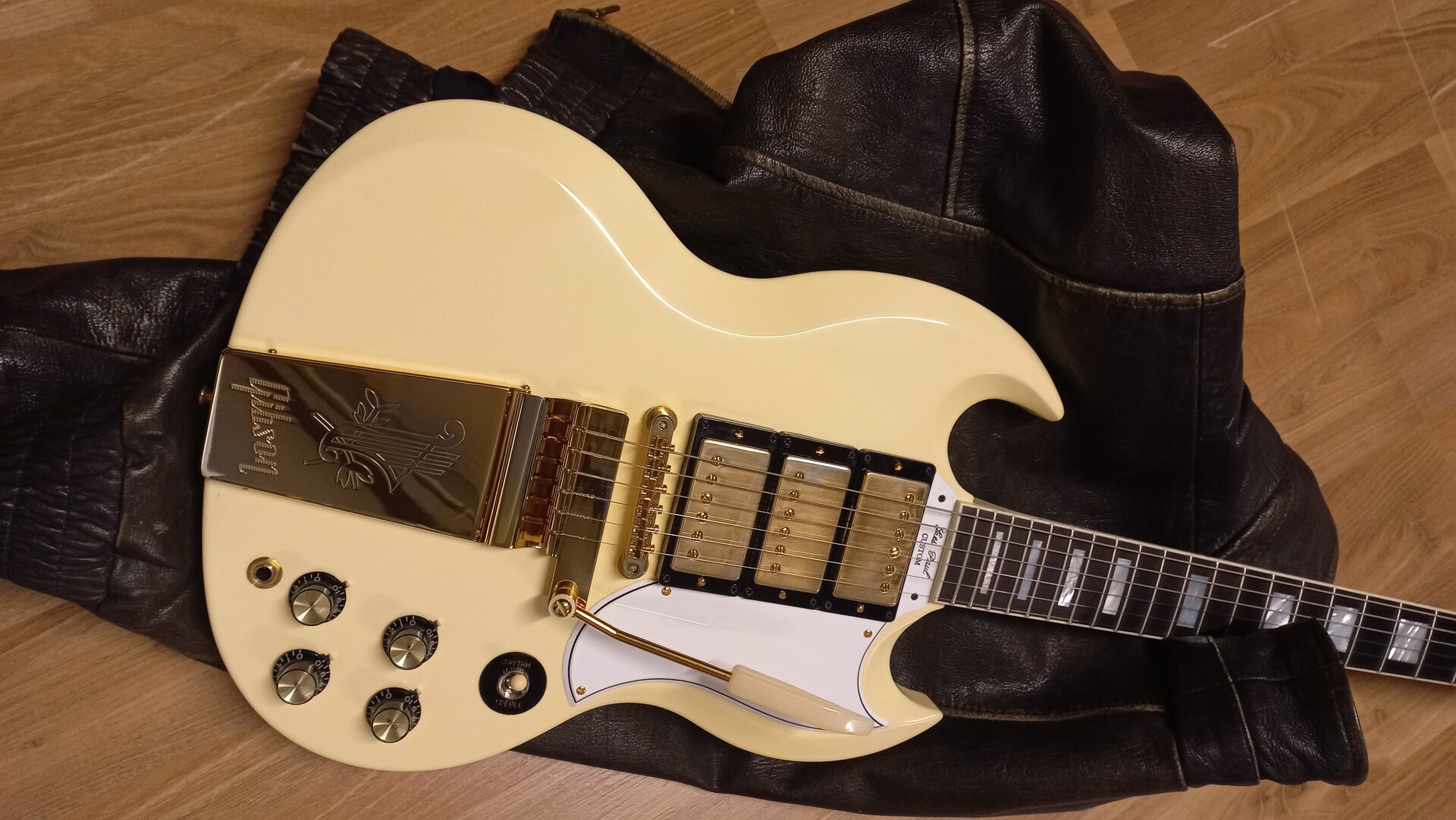 94 Gibson Les Paul SG Custom 63 Reissue Maestro Vibrola white 56.jpg