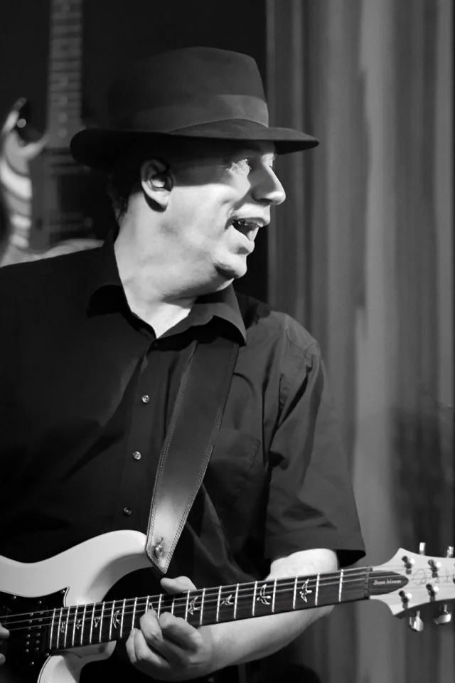 Dieter an der Gitarre