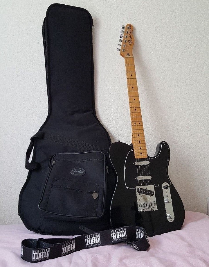 AAAA_Fender Telecaster Deluxe.jpg