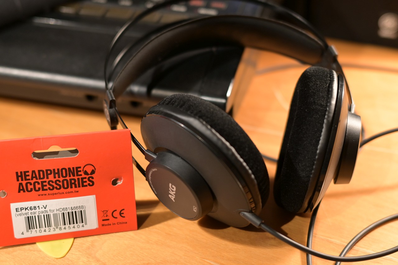 AKG K-52 - Superlux HD-681 Ear Pads Velours 3.JPG