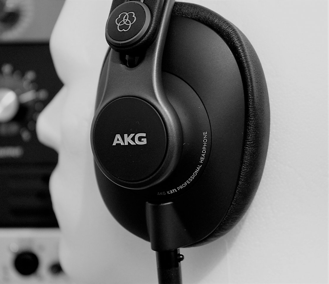AKG K371 left.jpg